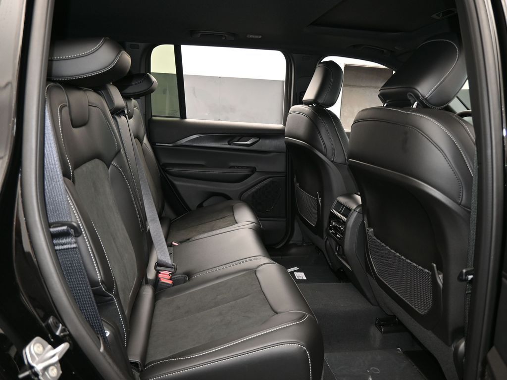 New 2025 Diamond Black Crystal Pearlcoat Jeep Laredo image 35