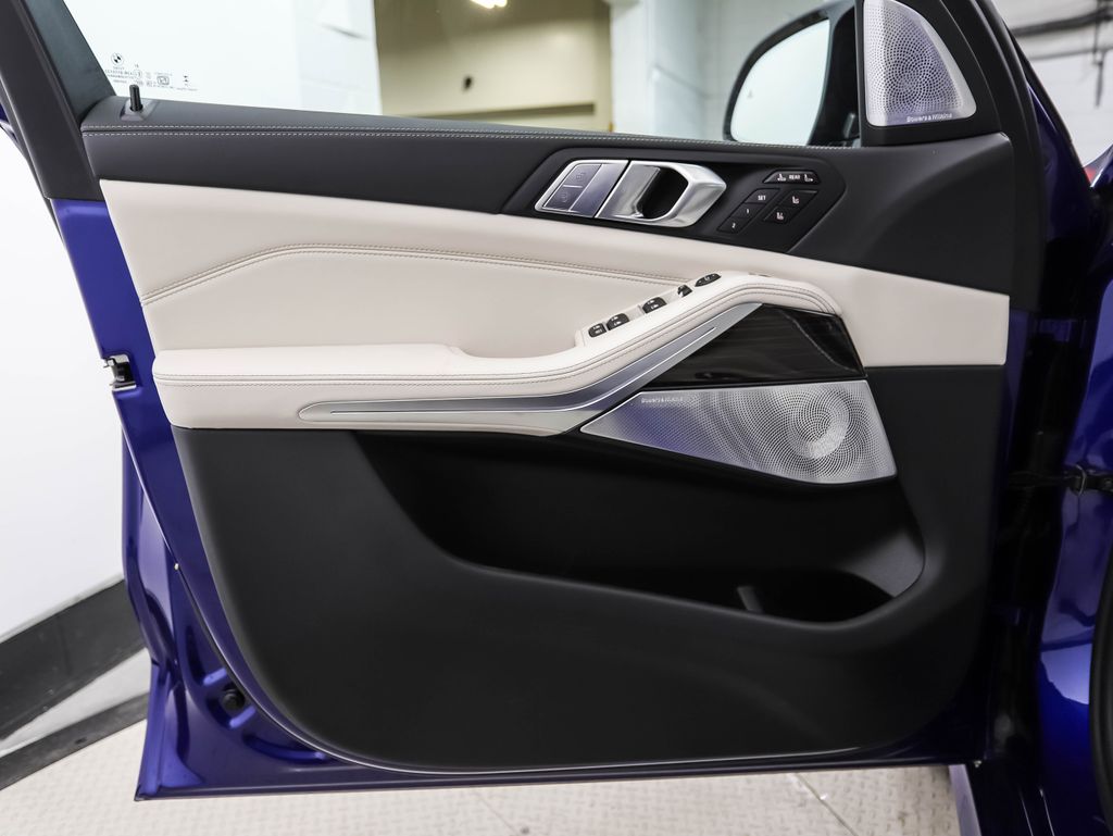 Thumbnail: 2026 BMW X7 - 9