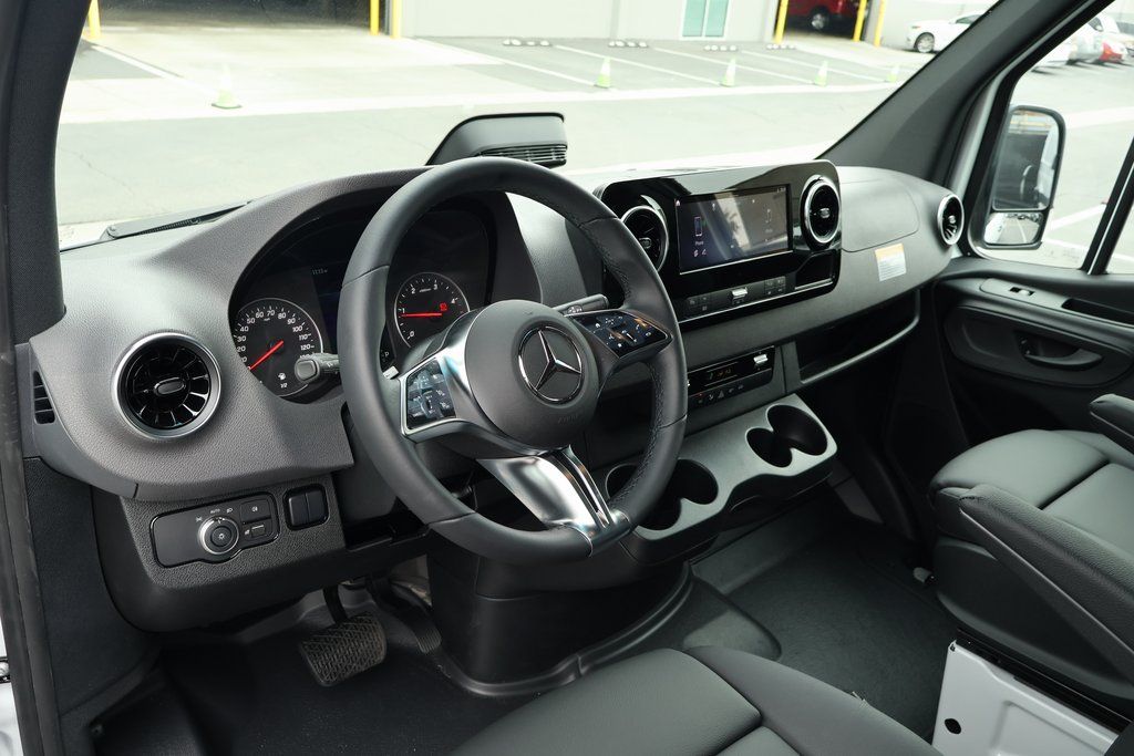 Thumbnail: 2025 Mercedes-Benz Sprinter - 3
