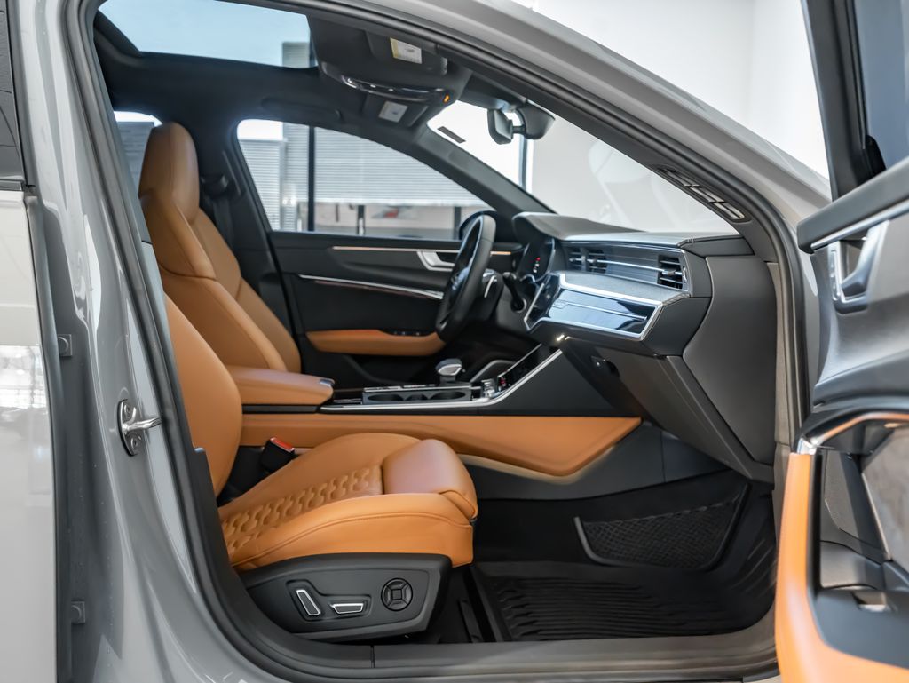 Used 2024  Audi 4.0T image 31