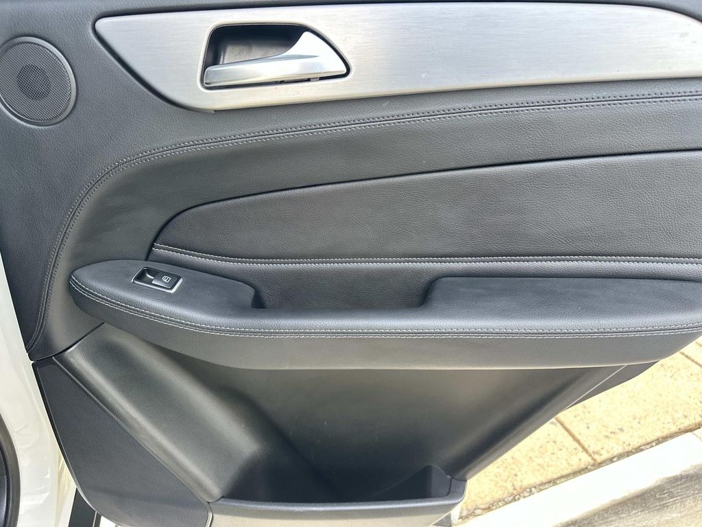 Thumbnail: 2016 Mercedes-Benz GLE - 22