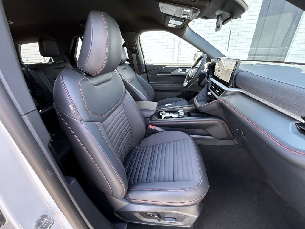 New 2026 Star White Metallic Tri-Coat Ford ST-Line image 27