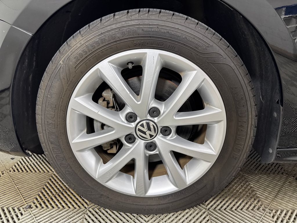 Used 2012  Volkswagen 2.5L SE image 12