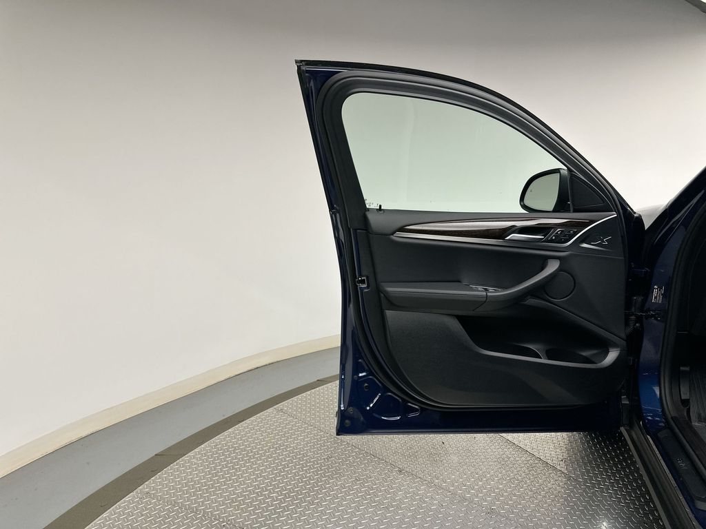 Thumbnail: 2025 BMW X4 - 9