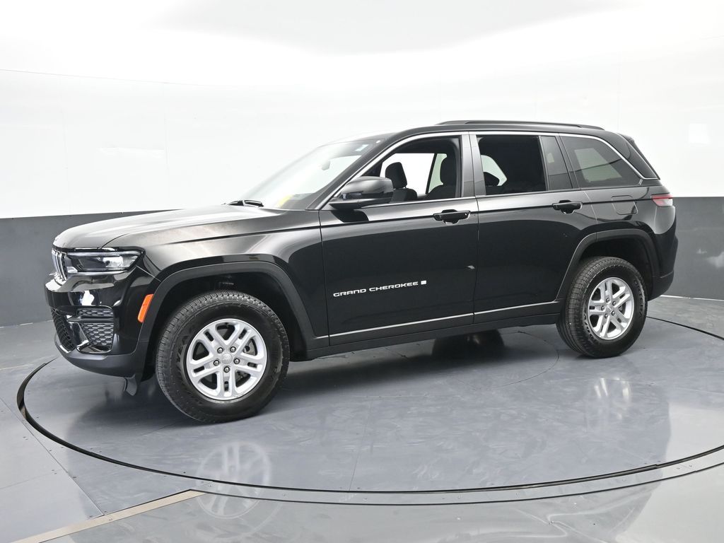 Used 2025 Diamond Black Crystal Pearlcoat Jeep Laredo image 2