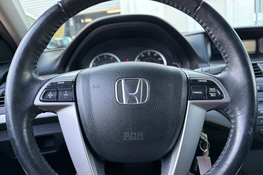 Used 2011 Alabaster Silver Metallic Honda SE image 22