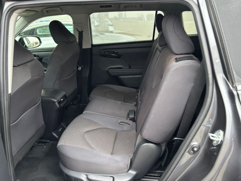 Thumbnail: 2022 Toyota Highlander - 25