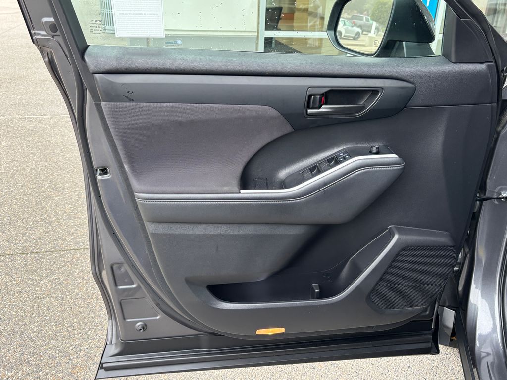 Thumbnail: 2022 Toyota Highlander - 27