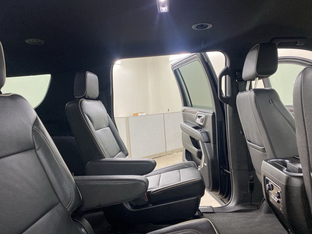 2023 Chevrolet Suburban Premier photo