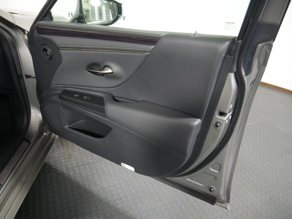 Thumbnail: 2021 Lexus ES - 6