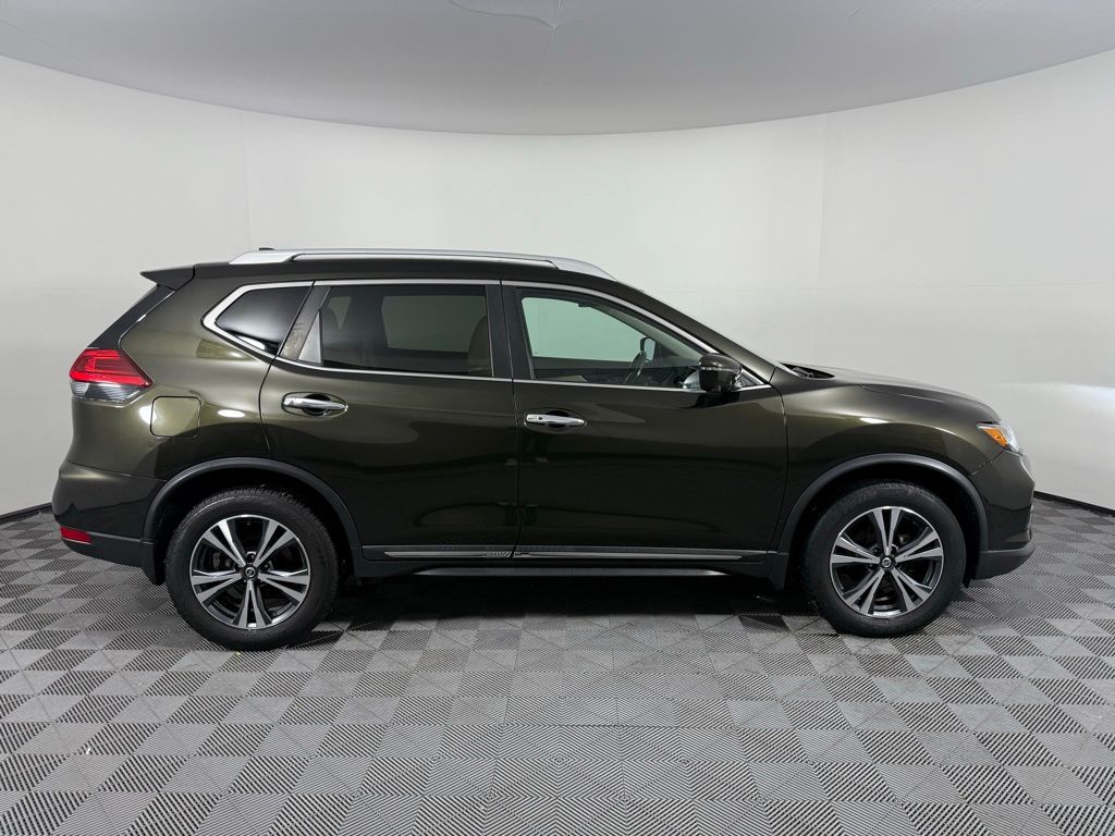 Thumbnail: 2017 Nissan Rogue - 4