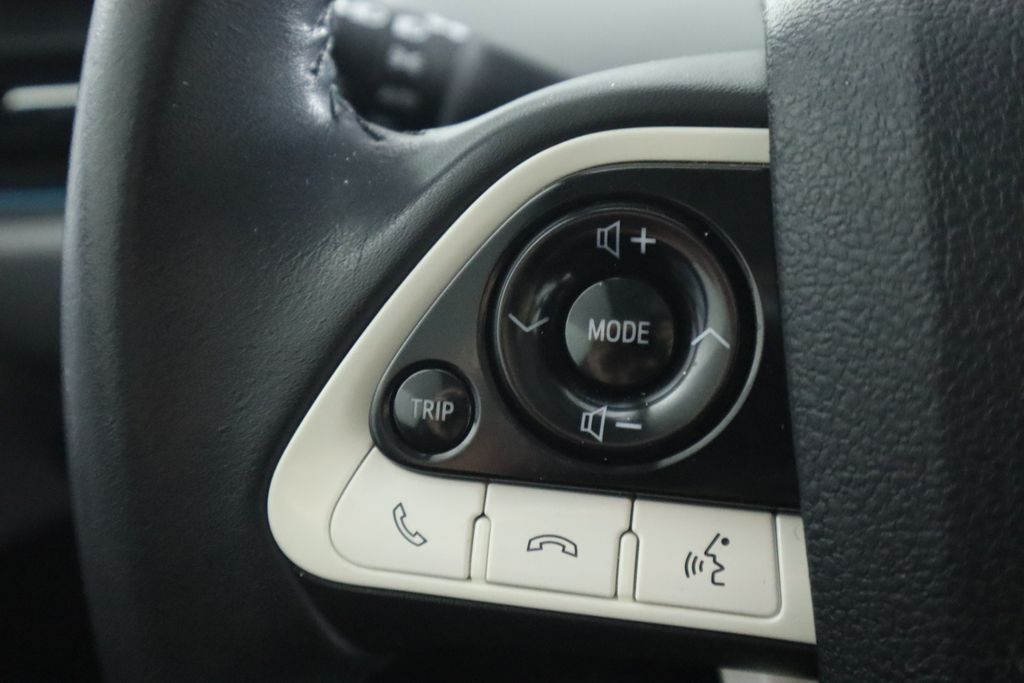 2016 Toyota Prius Four 11
