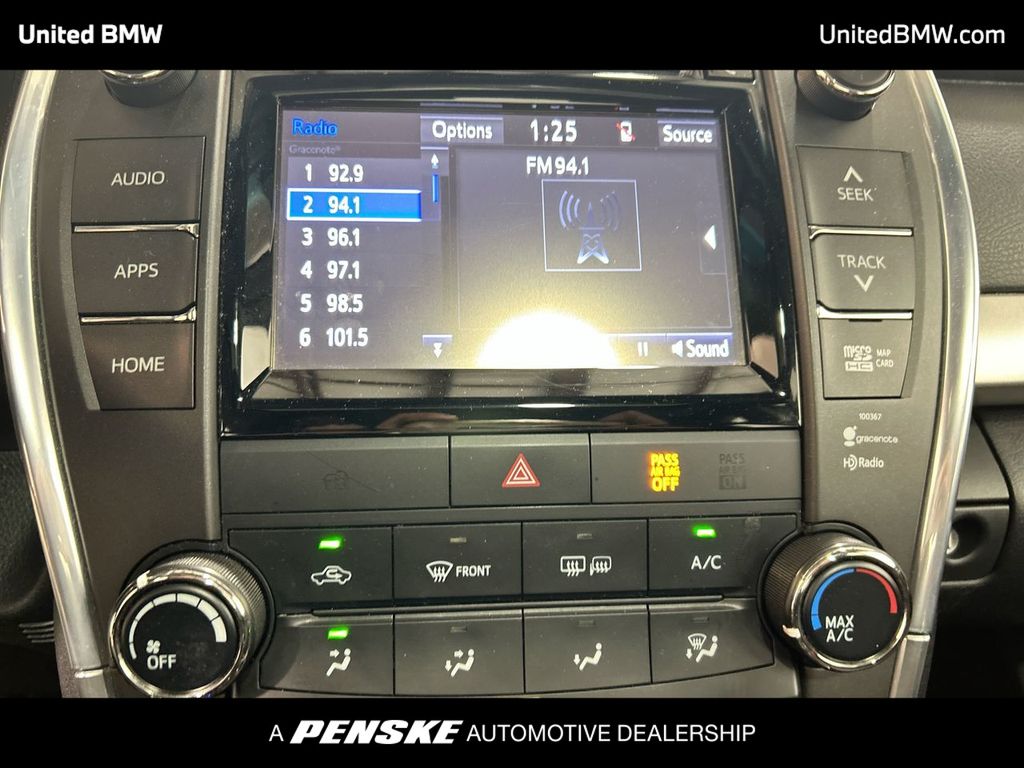 2015 Toyota Camry SE 18