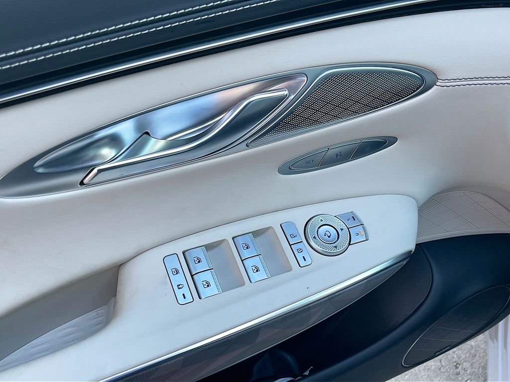 Used 2025 White Genesis 3.5T Sport Advanced image 18