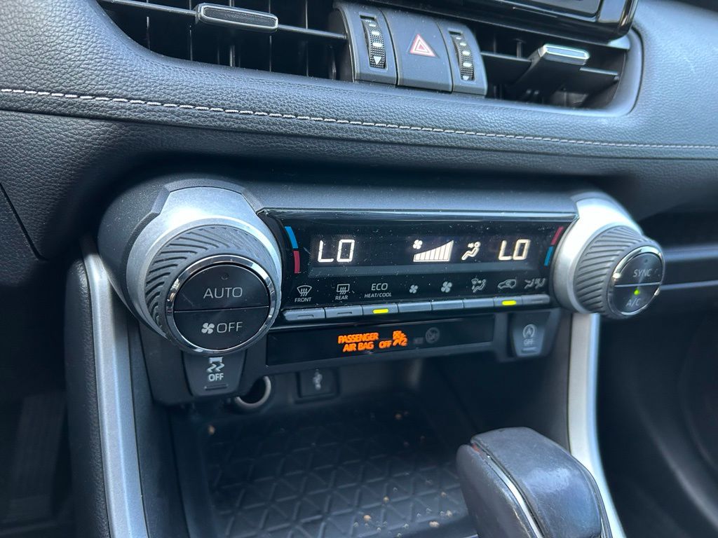 2021 Toyota RAV4 XLE Premium 24