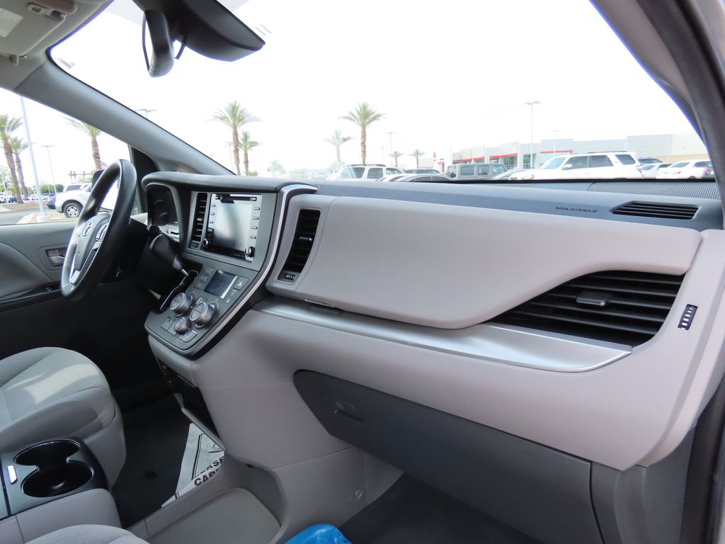 2020 Toyota Sienna LE 17