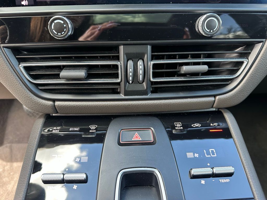 Thumbnail: 2023 Porsche Macan - 25