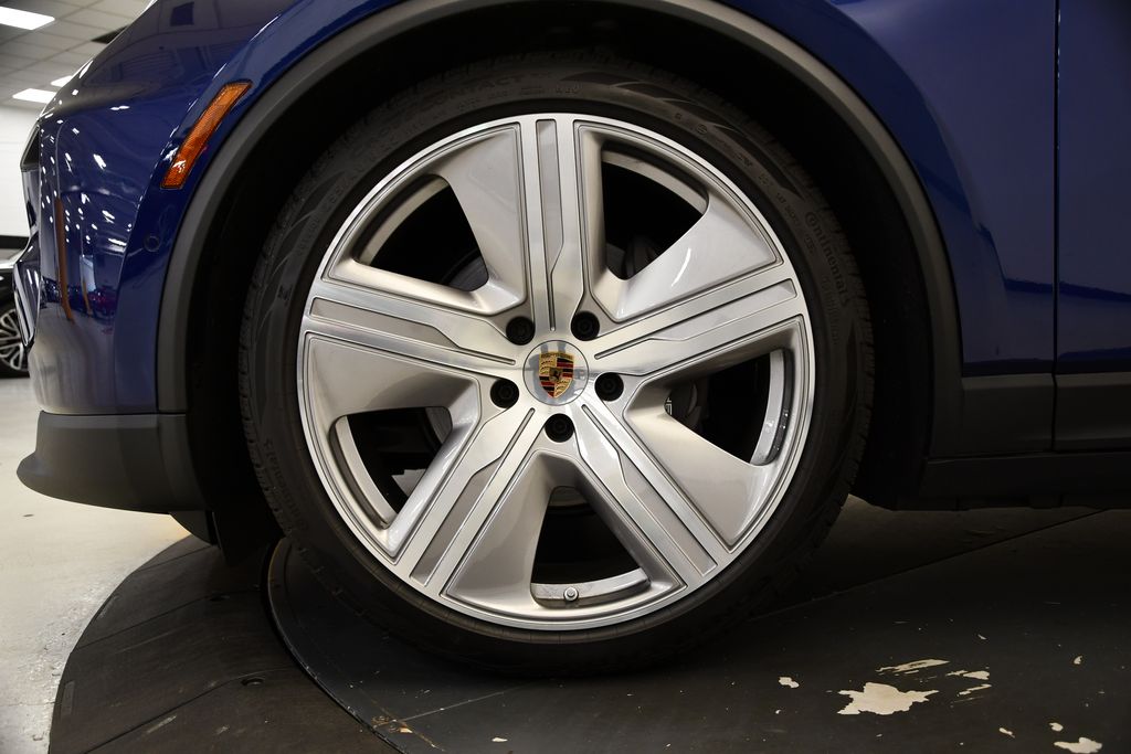 2024 Porsche Macan T 12