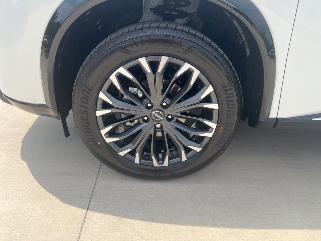 2025 Everest White Pearl/Super Black Nissan Rogue Platinum FWD SUV