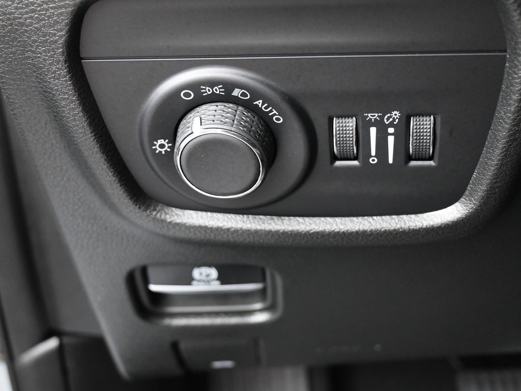 Used 2024 Silver Zynith Jeep Laredo image 32