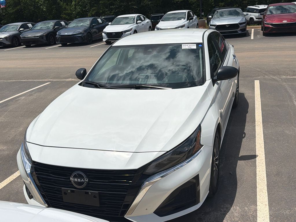 Used 2025 White Nissan 2.5 SV image 2