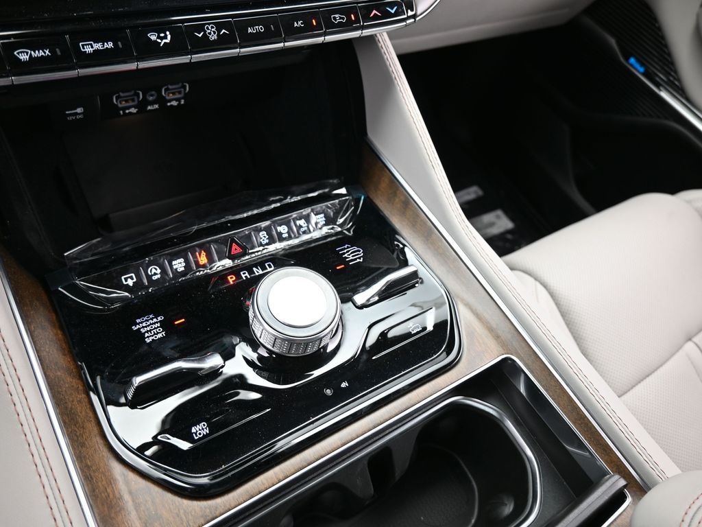 Used 2024 Diamond Black Crystal Pearlcoat Jeep Base image 32