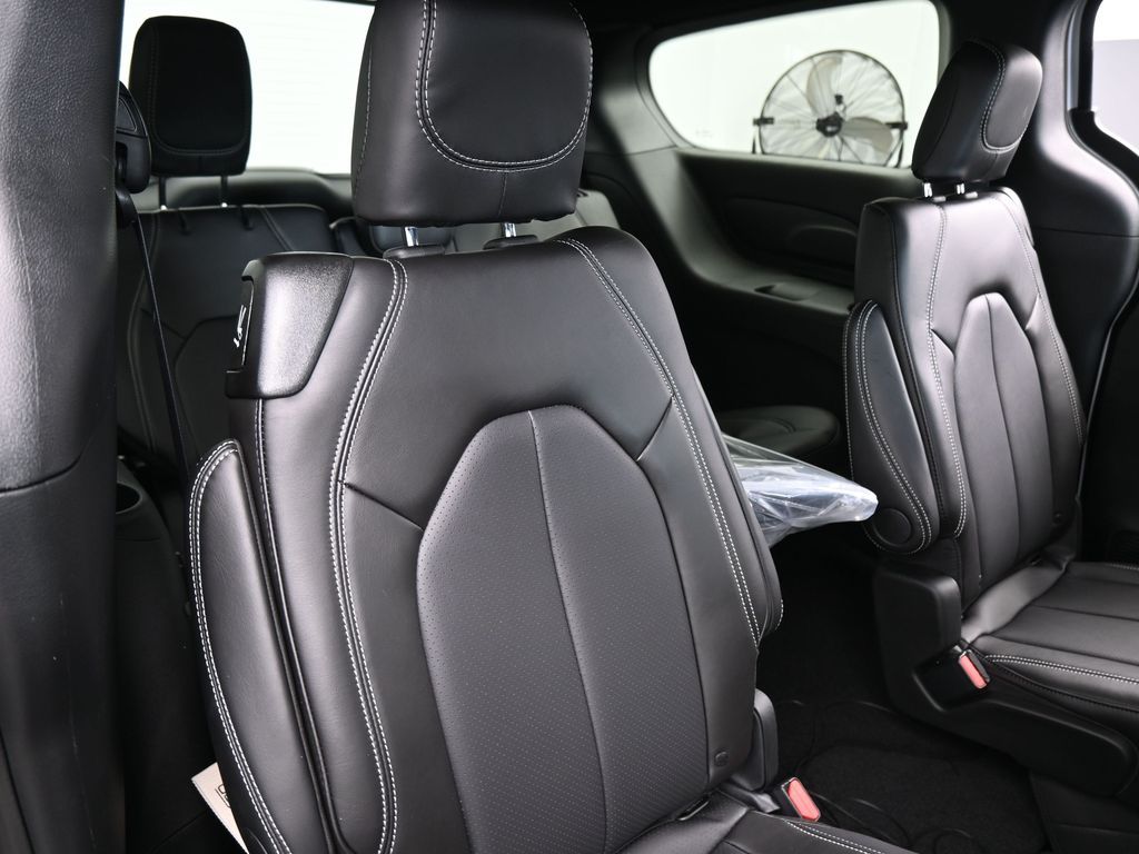 New 2026 Bright White Clearcoat Chrysler Select image 33