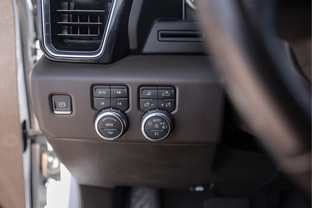 Used 2022 White GMC Denali image 18