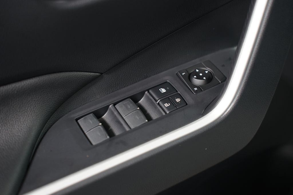 2025 Toyota RAV4 XLE 31