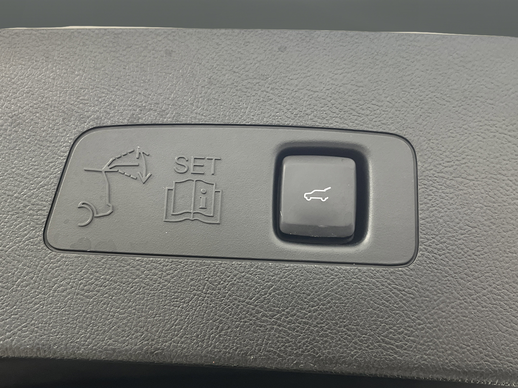 Used 2021 Pristine White Lincoln Grand Touring image 16