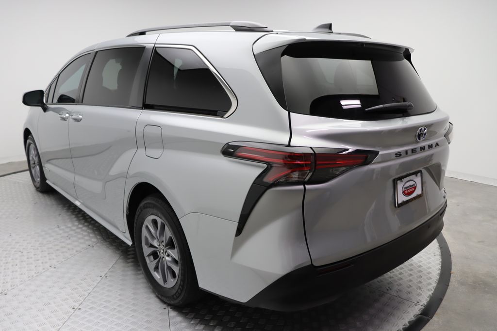 2021 Toyota Sienna XLE 11