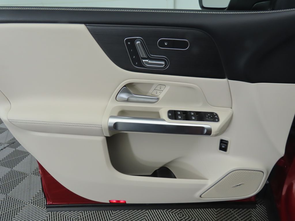 2025 Mercedes-Benz GLB 250 25