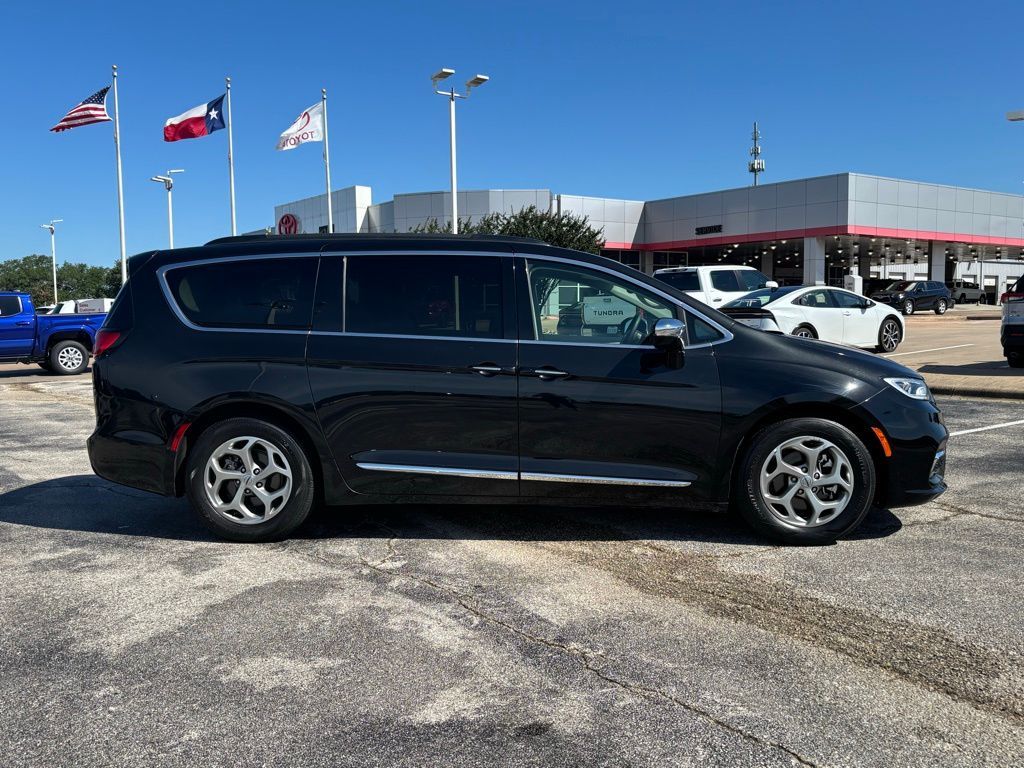 2023 Chrysler Pacifica Limited photo