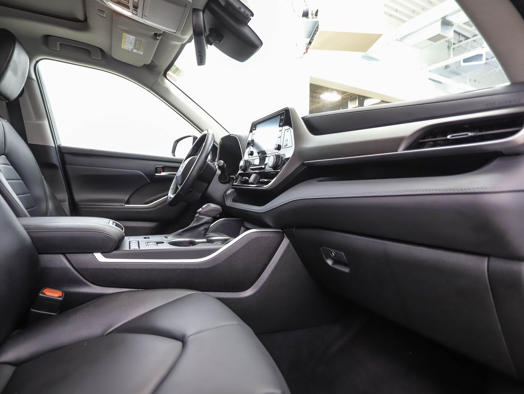 2021 Toyota Highlander XLE 30