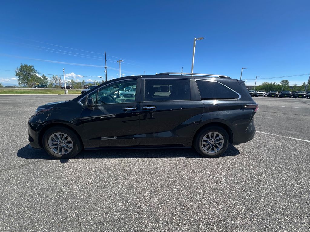 2024 Toyota Sienna XLE 7-Passenger Hybrid FWD's photo