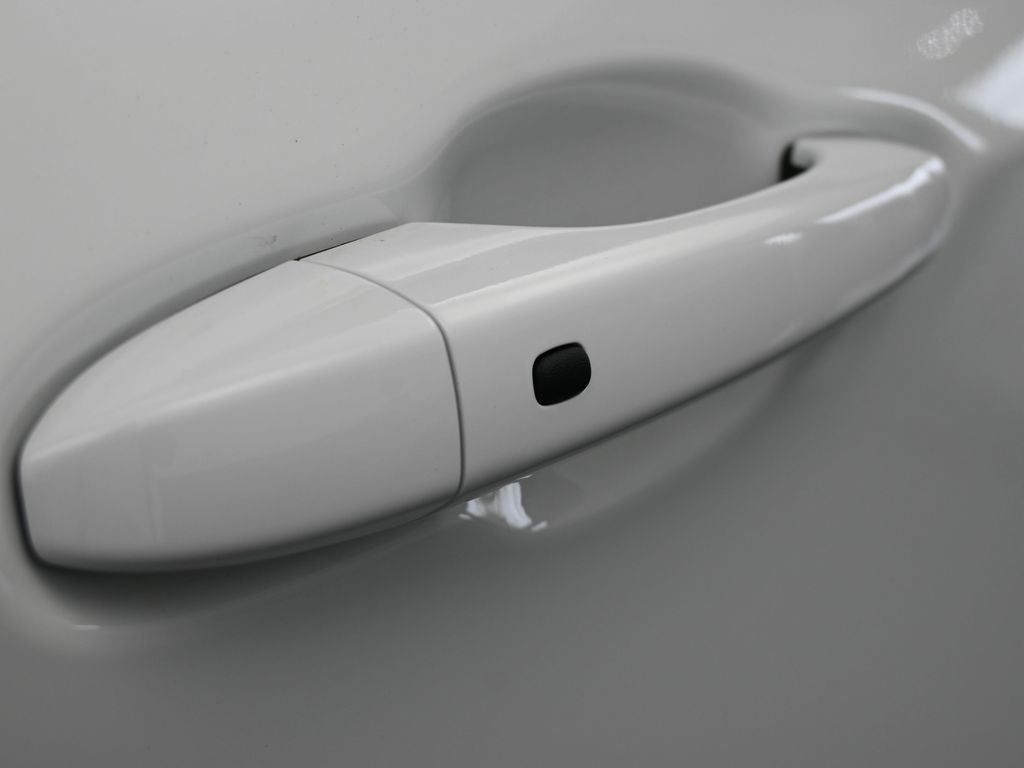 New 2026 bright white clearcoat Jeep Latitude image 34