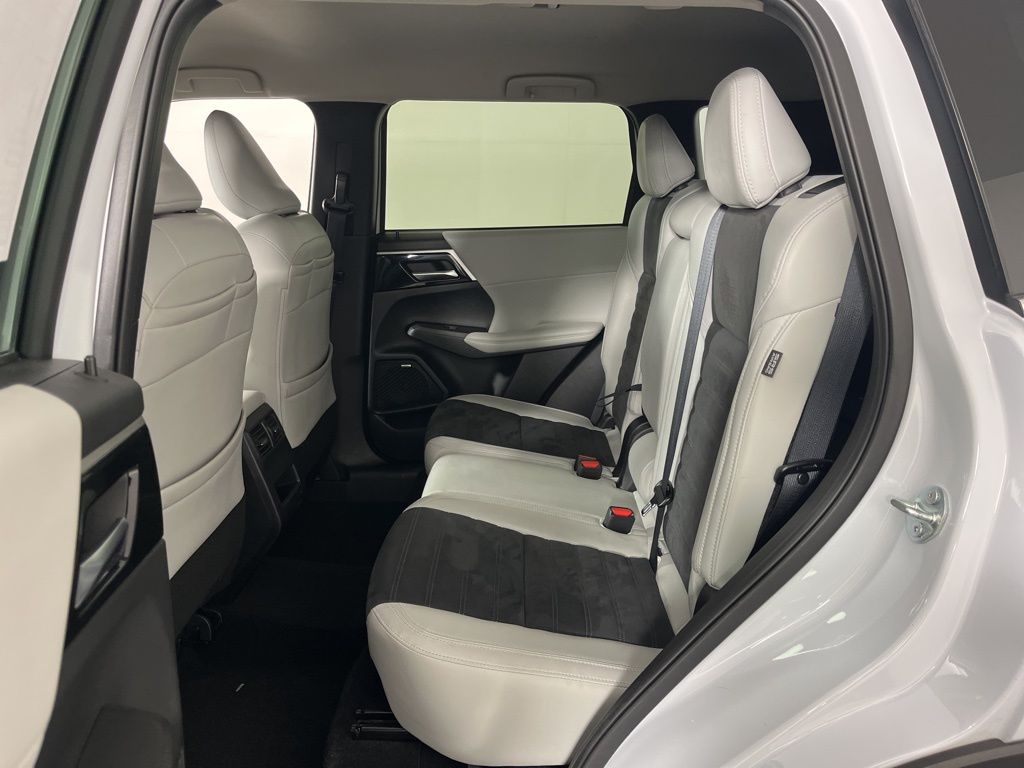 Thumbnail: 2025 Mitsubishi Outlander - 24