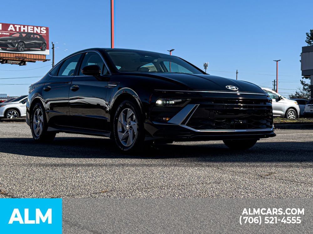 Certified Used 2025 Black Hyundai SE image 6