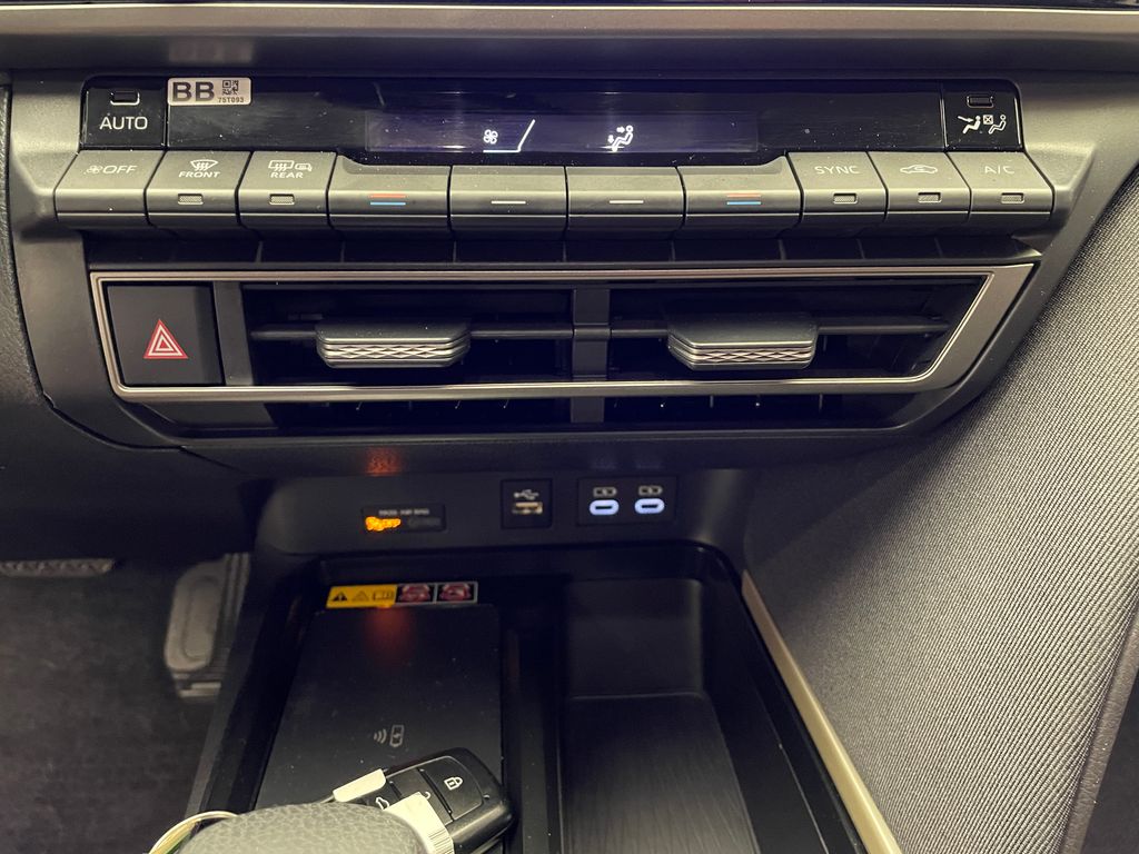 2025 Toyota Camry LE 26