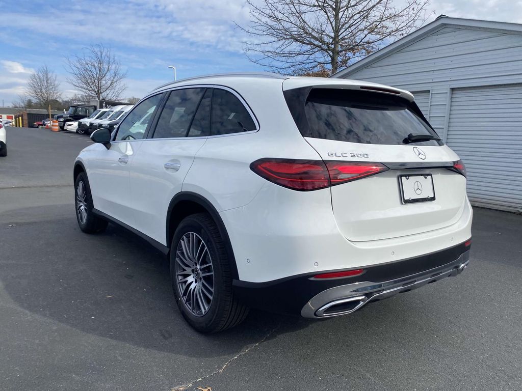 2025 Mercedes-Benz GLC 300 7