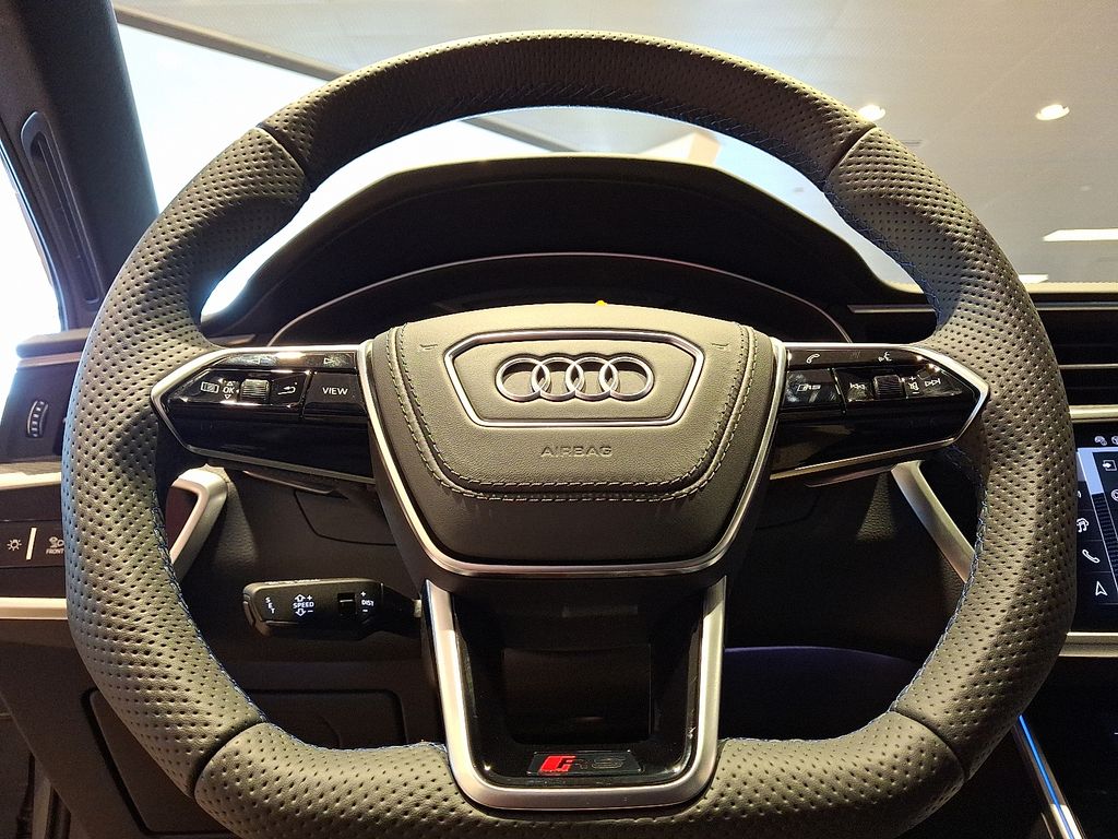 Thumbnail: 2025 Audi RS 6 - 13