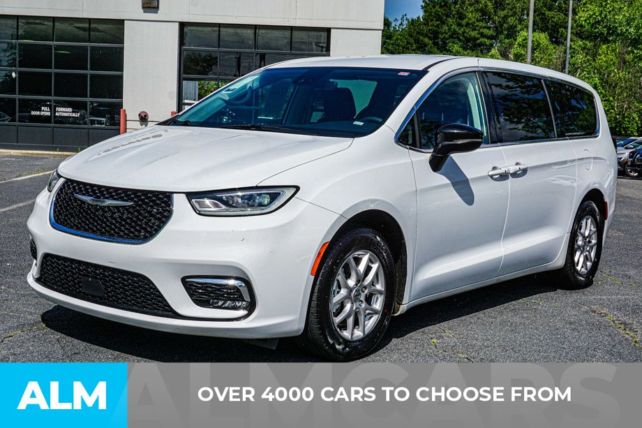 2024 Chrysler Pacifica Touring L photo 2