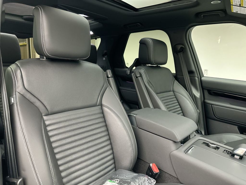 Thumbnail: 2026 Land Rover Discovery - 6