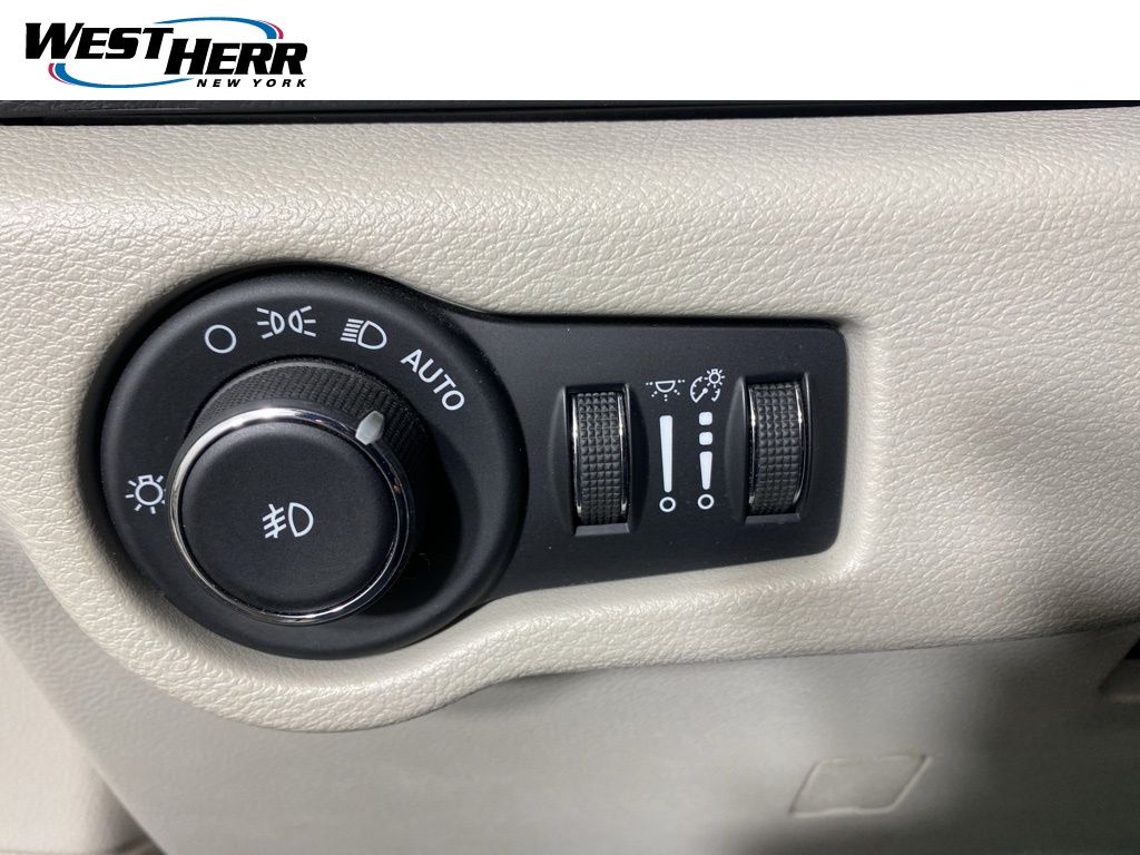 Used 2018 Silver Chrysler Touring L image 12