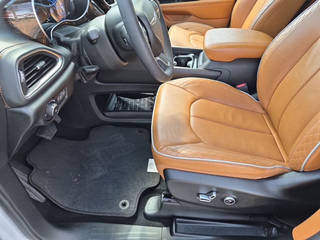 Used Car 2023 Chrysler Pacifica Hybrid  Pinnacle For Sale Under $35,000 In Austin, Texas