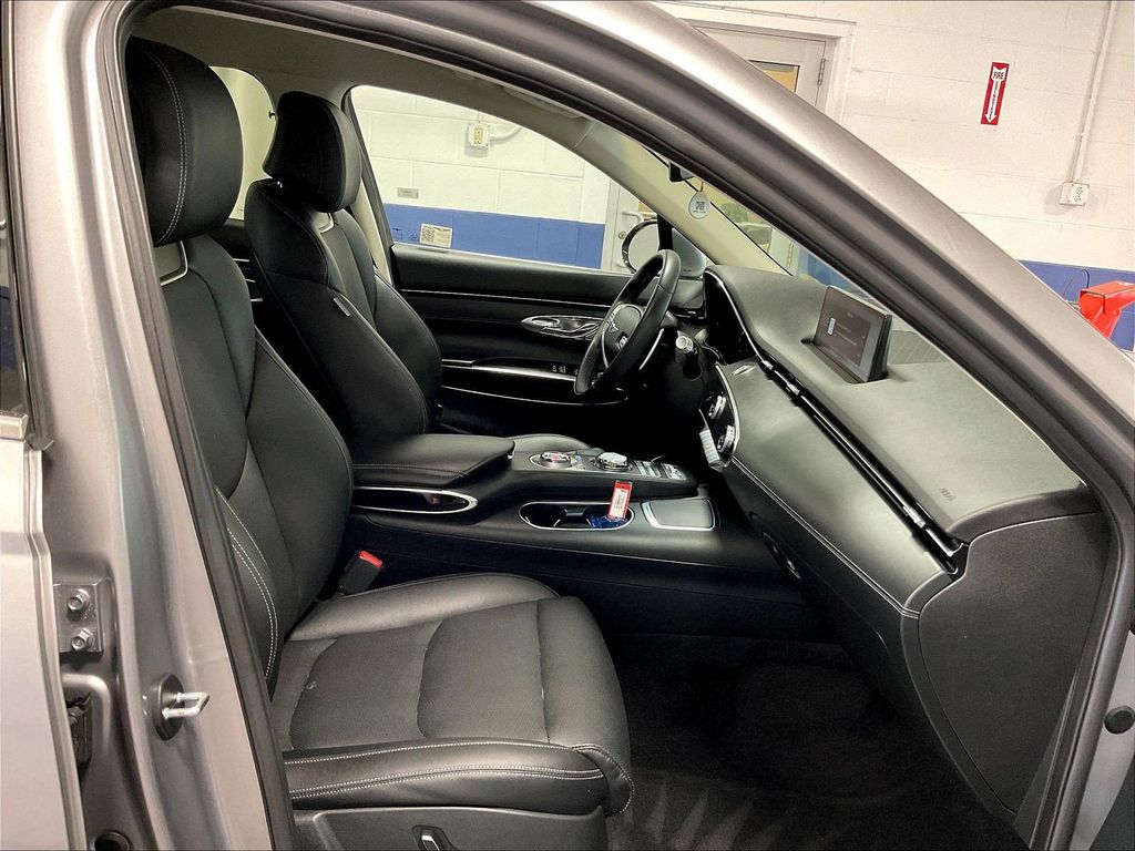 2025 Genesis GV70 — photo 11