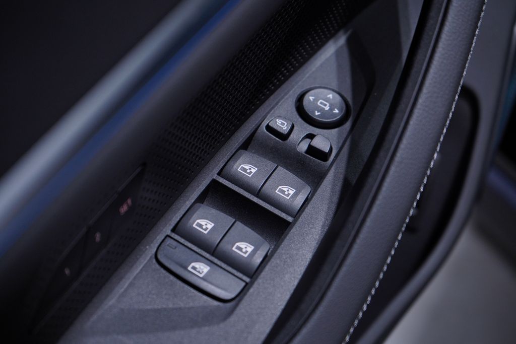 Thumbnail: 2025 BMW i4 - 11