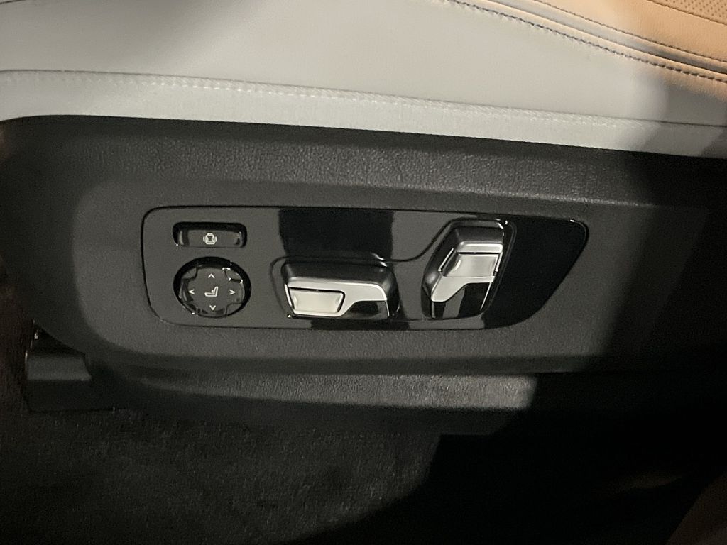 Thumbnail: 2026 BMW XM - 12