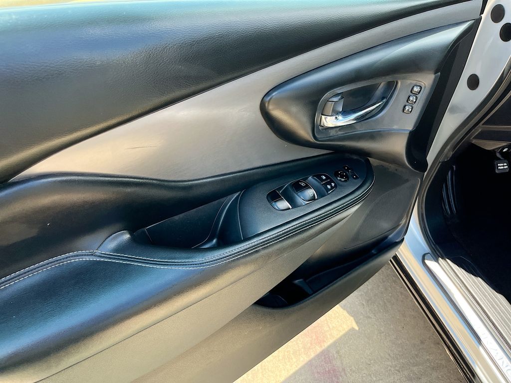 Used 2020 Silver Nissan SL image 16
