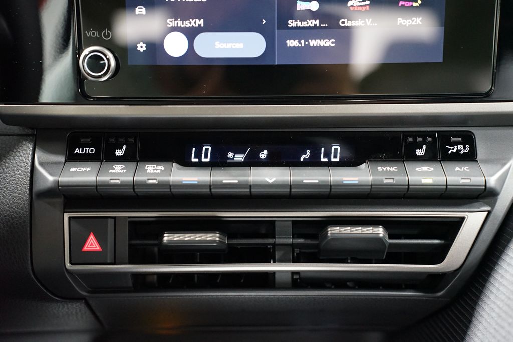 2025 Toyota Camry SE 21